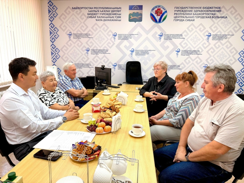 Главный врач Данис Галин провел встречу с нашими уважаемыми ветеранами здравоохранения